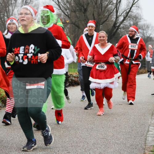 08.12.2024 - St. Pauli X-Mass-Run No. 14 Strokosch-Dieckow http://msf.ph/oto/7502720 08.12.2024 09:56:07 Laufen 1786, 690, 2350, 2501, 892 meine-sportfotos.de