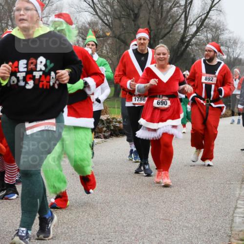 08.12.2024 - St. Pauli X-Mass-Run No. 14 Strokosch-Dieckow http://msf.ph/oto/7502724 08.12.2024 09:56:07 Laufen 2501, 50, 1786, 690, 892, 10, 21 meine-sportfotos.de