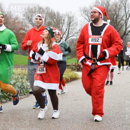 08.12.2024 - St. Pauli X-Mass-Run No. 14 Strokosch-Dieckow http://msf.ph/oto/7502737 08.12.2024 09:56:10 Laufen 885, 14, 1426, 14, 892, 1050 meine-sportfotos.de