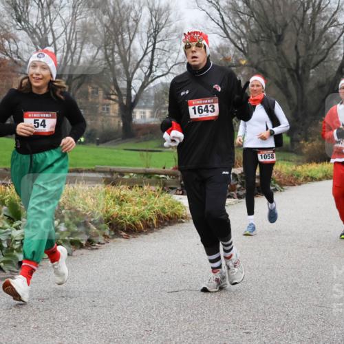 08.12.2024 - St. Pauli X-Mass-Run No. 14 Strokosch-Dieckow http://msf.ph/oto/7502744 08.12.2024 09:56:13 Laufen 14, 54, 14, 1643, 1058, 1183 meine-sportfotos.de