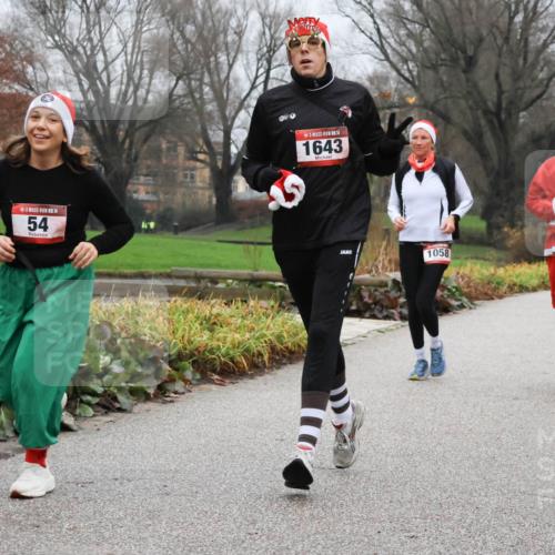 08.12.2024 - St. Pauli X-Mass-Run No. 14 Strokosch-Dieckow http://msf.ph/oto/7502748 08.12.2024 09:56:13 Laufen 14, 54, 14, 1643, 1058, 1183 meine-sportfotos.de
