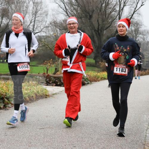 08.12.2024 - St. Pauli X-Mass-Run No. 14 Strokosch-Dieckow http://msf.ph/oto/7502751 08.12.2024 09:56:15 Laufen 1058, 1183 meine-sportfotos.de