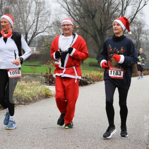 08.12.2024 - St. Pauli X-Mass-Run No. 14 Strokosch-Dieckow http://msf.ph/oto/7502755 08.12.2024 09:56:15 Laufen 1058, 14, 1183, 2945 meine-sportfotos.de