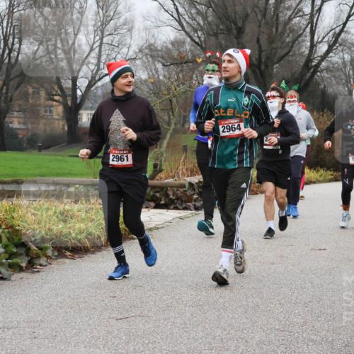 08.12.2024 - St. Pauli X-Mass-Run No. 14 Strokosch-Dieckow http://msf.ph/oto/7502774 08.12.2024 09:56:34 Laufen 2961, 2964, 2755, 1016, 2099, 1007 meine-sportfotos.de