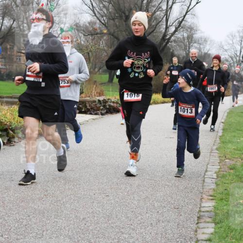 08.12.2024 - St. Pauli X-Mass-Run No. 14 Strokosch-Dieckow http://msf.ph/oto/7502776 08.12.2024 09:56:36 Laufen 239, 2751, 2755, 753, 1016, 1013, 1007 meine-sportfotos.de