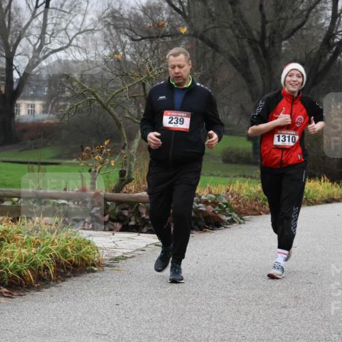 08.12.2024 - St. Pauli X-Mass-Run No. 14 Strokosch-Dieckow http://msf.ph/oto/7502795 08.12.2024 09:56:42 Laufen 239, 1310, 3343, 3343 meine-sportfotos.de