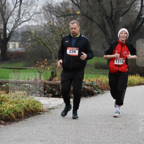 08.12.2024 - St. Pauli X-Mass-Run No. 14 Strokosch-Dieckow http://msf.ph/oto/7502796 08.12.2024 09:56:42 Laufen 239, 1310, 3343, 3343 meine-sportfotos.de