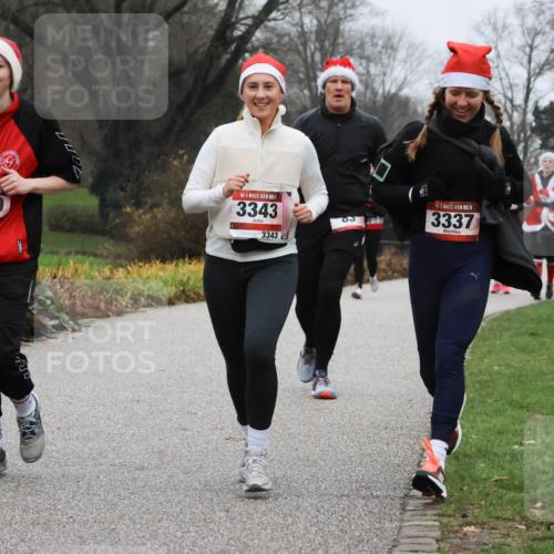 08.12.2024 - St. Pauli X-Mass-Run No. 14 Strokosch-Dieckow http://msf.ph/oto/7502798 08.12.2024 09:56:43 Laufen 1310, 3343, 3343, 14, 3337 meine-sportfotos.de