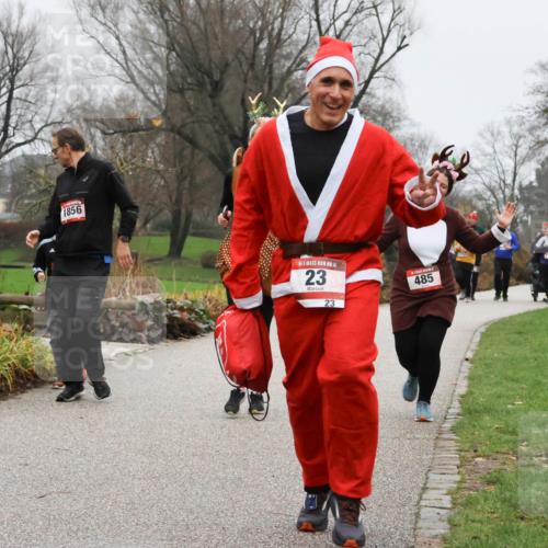 08.12.2024 - St. Pauli X-Mass-Run No. 14 Strokosch-Dieckow http://msf.ph/oto/7502860 08.12.2024 09:57:10 Laufen 1856, 14, 23, 23, 485 meine-sportfotos.de