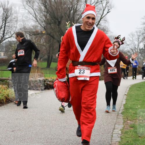 08.12.2024 - St. Pauli X-Mass-Run No. 14 Strokosch-Dieckow http://msf.ph/oto/7502864 08.12.2024 09:57:10 Laufen 1856, 14, 23, 23, 485 meine-sportfotos.de