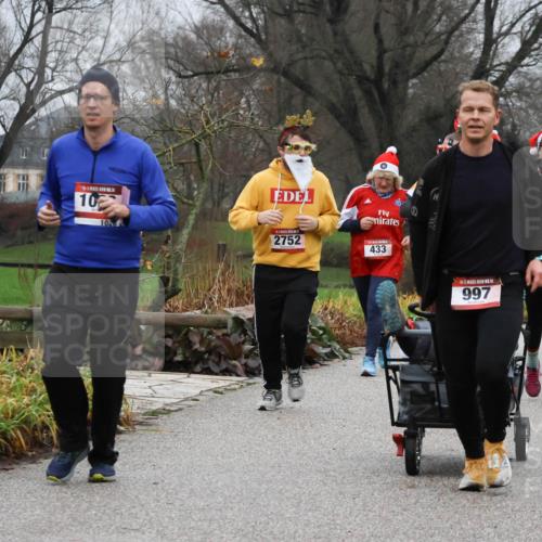 08.12.2024 - St. Pauli X-Mass-Run No. 14 Strokosch-Dieckow http://msf.ph/oto/7502874 08.12.2024 09:57:21 Laufen 10, 1020, 2752, 433, 14, 997 meine-sportfotos.de