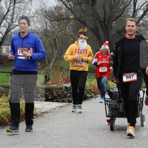 08.12.2024 - St. Pauli X-Mass-Run No. 14 Strokosch-Dieckow http://msf.ph/oto/7502875 08.12.2024 09:57:21 Laufen 1025, 1026, 2752, 433, 14, 997, 58 meine-sportfotos.de