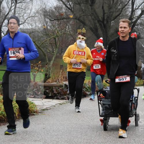 08.12.2024 - St. Pauli X-Mass-Run No. 14 Strokosch-Dieckow http://msf.ph/oto/7502880 08.12.2024 09:57:21 Laufen 1826, 2752, 433, 16, 997, 1648 meine-sportfotos.de