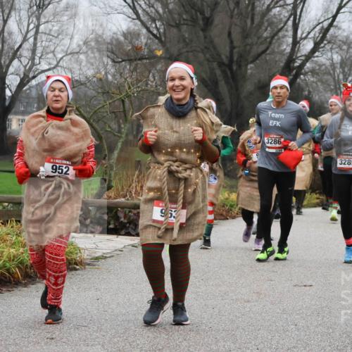 08.12.2024 - St. Pauli X-Mass-Run No. 14 Strokosch-Dieckow http://msf.ph/oto/7502904 08.12.2024 09:57:37 Laufen 952, 963, 3286, 3286, 3289, 14, 947 meine-sportfotos.de
