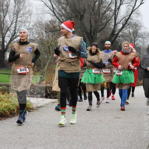 08.12.2024 - St. Pauli X-Mass-Run No. 14 Strokosch-Dieckow http://msf.ph/oto/7502914 08.12.2024 09:57:42 Laufen 940, 987, 944, 1014, 77, 436, 947 meine-sportfotos.de