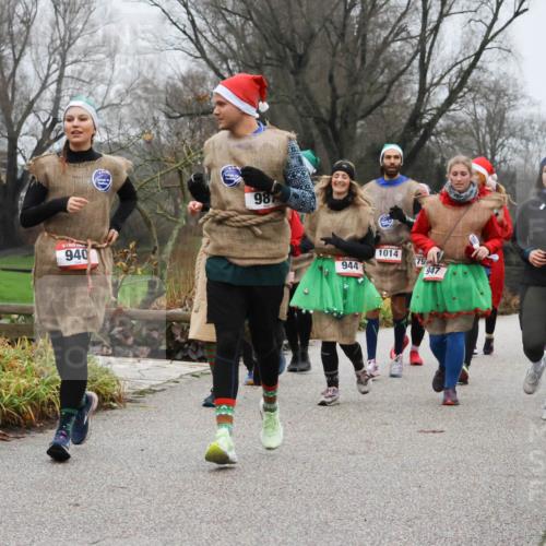 08.12.2024 - St. Pauli X-Mass-Run No. 14 Strokosch-Dieckow http://msf.ph/oto/7502915 08.12.2024 09:57:42 Laufen 940, 98, 944, 1014, 436, 947 meine-sportfotos.de