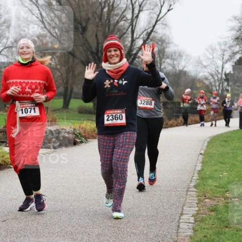 08.12.2024 - St. Pauli X-Mass-Run No. 14 Strokosch-Dieckow http://msf.ph/oto/7502940 08.12.2024 09:57:48 Laufen 2, 14, 1071, 14, 2360, 3288 meine-sportfotos.de