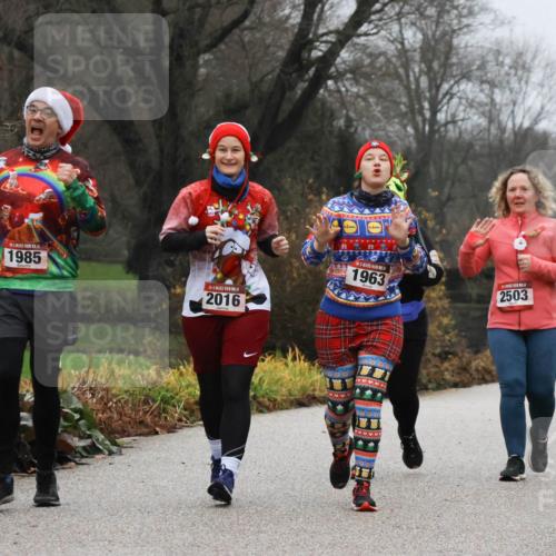 08.12.2024 - St. Pauli X-Mass-Run No. 14 Strokosch-Dieckow http://msf.ph/oto/7502943 08.12.2024 09:57:59 Laufen 1985, 2016, 2124, 1963, 2503, 894 meine-sportfotos.de