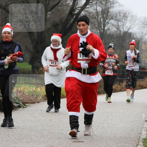 08.12.2024 - St. Pauli X-Mass-Run No. 14 Strokosch-Dieckow http://msf.ph/oto/7502964 08.12.2024 09:58:12 Laufen 913, 156, 1546, 1610, 2516 meine-sportfotos.de