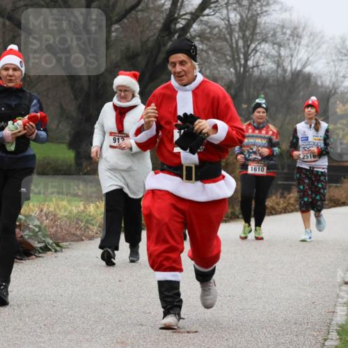 08.12.2024 - St. Pauli X-Mass-Run No. 14 Strokosch-Dieckow http://msf.ph/oto/7502968 08.12.2024 09:58:13 Laufen 2, 912, 1610, 2516 meine-sportfotos.de