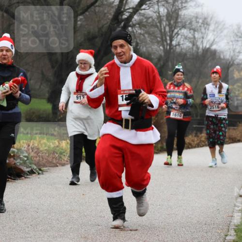 08.12.2024 - St. Pauli X-Mass-Run No. 14 Strokosch-Dieckow http://msf.ph/oto/7502969 08.12.2024 09:58:13 Laufen 27, 913, 15, 1610, 2516 meine-sportfotos.de
