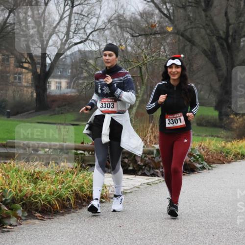 08.12.2024 - St. Pauli X-Mass-Run No. 14 Strokosch-Dieckow http://msf.ph/oto/7502992 08.12.2024 09:58:33 Laufen 14, 3303, 3301 meine-sportfotos.de