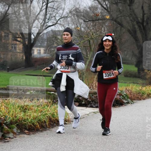 08.12.2024 - St. Pauli X-Mass-Run No. 14 Strokosch-Dieckow http://msf.ph/oto/7502996 08.12.2024 09:58:33 Laufen 3303, 3301 meine-sportfotos.de