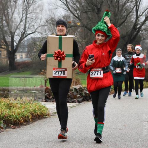 08.12.2024 - St. Pauli X-Mass-Run No. 14 Strokosch-Dieckow http://msf.ph/oto/7503066 08.12.2024 09:58:56 Laufen 251, 14, 14, 2770, 2771, 2797, 10 meine-sportfotos.de