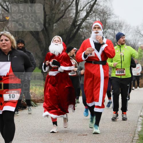 08.12.2024 - St. Pauli X-Mass-Run No. 14 Strokosch-Dieckow http://msf.ph/oto/7503083 08.12.2024 09:59:02 Laufen 800, 14, 10, 1664, 1098, 717 meine-sportfotos.de