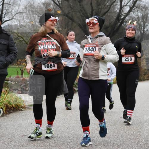 08.12.2024 - St. Pauli X-Mass-Run No. 14 Strokosch-Dieckow http://msf.ph/oto/7503091 08.12.2024 09:59:07 Laufen 1664, 58, 14, 1840, 14, 258 meine-sportfotos.de