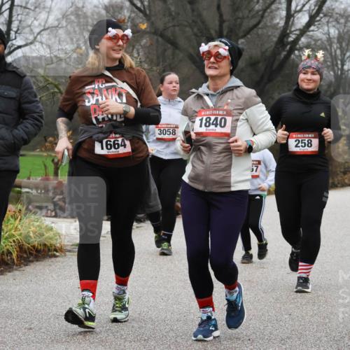 08.12.2024 - St. Pauli X-Mass-Run No. 14 Strokosch-Dieckow http://msf.ph/oto/7503094 08.12.2024 09:59:07 Laufen 1664, 3058, 14, 1840, 57, 14, 258, 2517 meine-sportfotos.de
