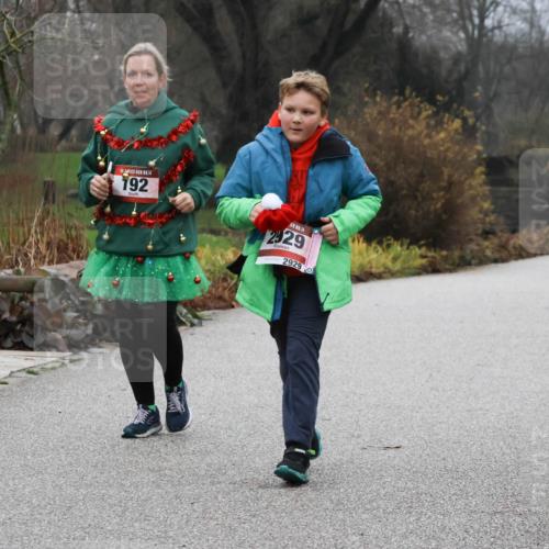08.12.2024 - St. Pauli X-Mass-Run No. 14 Strokosch-Dieckow http://msf.ph/oto/7503152 08.12.2024 09:59:53 Laufen 14, 192, 14, 2929, 2929, 1999 meine-sportfotos.de