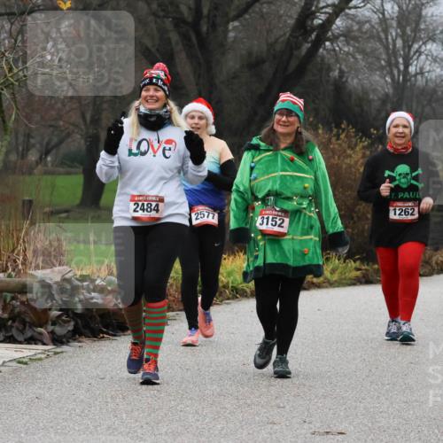 08.12.2024 - St. Pauli X-Mass-Run No. 14 Strokosch-Dieckow http://msf.ph/oto/7503170 08.12.2024 10:03:18 Laufen 14, 2484, 2577, 3152, 3065, 2546, 1262 meine-sportfotos.de