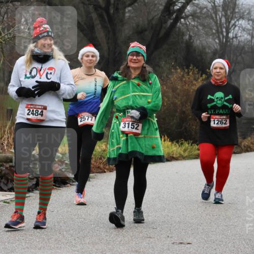 08.12.2024 - St. Pauli X-Mass-Run No. 14 Strokosch-Dieckow http://msf.ph/oto/7503179 08.12.2024 10:03:20 Laufen 100, 14, 2484, 2577, 3152, 1262, 30, 2546 meine-sportfotos.de