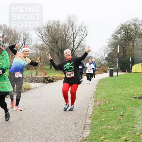 08.12.2024 - St. Pauli X-Mass-Run No. 14 Strokosch-Dieckow http://msf.ph/oto/7503186 08.12.2024 10:03:25 Laufen 3152, 2577, 1262 meine-sportfotos.de