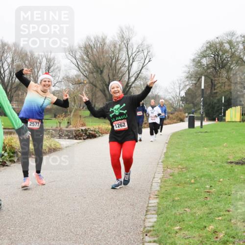 08.12.2024 - St. Pauli X-Mass-Run No. 14 Strokosch-Dieckow http://msf.ph/oto/7503193 08.12.2024 10:03:25 Laufen 152, 2577, 1262 meine-sportfotos.de