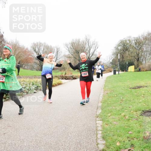 08.12.2024 - St. Pauli X-Mass-Run No. 14 Strokosch-Dieckow http://msf.ph/oto/7503198 08.12.2024 10:03:26 Laufen 2577, 152, 1262 meine-sportfotos.de