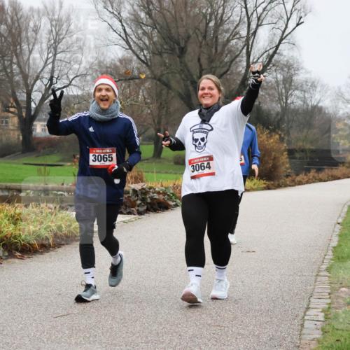 08.12.2024 - St. Pauli X-Mass-Run No. 14 Strokosch-Dieckow http://msf.ph/oto/7503210 08.12.2024 10:03:30 Laufen 3065, 3064 meine-sportfotos.de