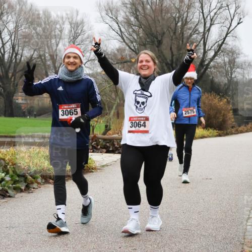 08.12.2024 - St. Pauli X-Mass-Run No. 14 Strokosch-Dieckow http://msf.ph/oto/7503215 08.12.2024 10:03:31 Laufen 14, 3065, 14, 3064, 2575 meine-sportfotos.de