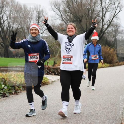 08.12.2024 - St. Pauli X-Mass-Run No. 14 Strokosch-Dieckow http://msf.ph/oto/7503217 08.12.2024 10:03:31 Laufen 14, 3065, 14, 3064, 2575 meine-sportfotos.de