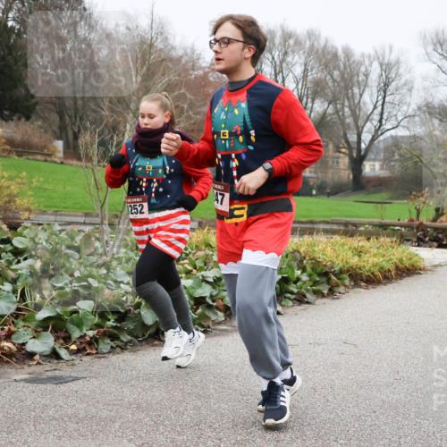08.12.2024 - St. Pauli X-Mass-Run No. 14 Strokosch-Dieckow http://msf.ph/oto/7503255 08.12.2024 10:04:46 Laufen 252, 47, 93 meine-sportfotos.de