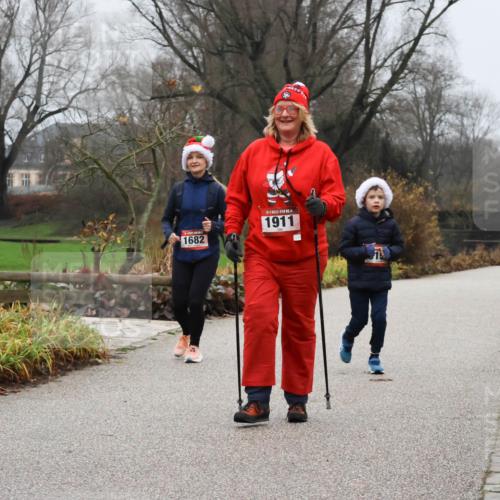 08.12.2024 - St. Pauli X-Mass-Run No. 14 Strokosch-Dieckow http://msf.ph/oto/7503275 08.12.2024 10:04:57 Laufen 3150, 1682, 1911 meine-sportfotos.de
