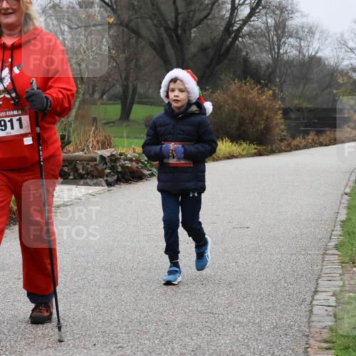 08.12.2024 - St. Pauli X-Mass-Run No. 14 Strokosch-Dieckow http://msf.ph/oto/7503281 08.12.2024 10:04:59 Laufen 14, 1682, 14, 1911 meine-sportfotos.de