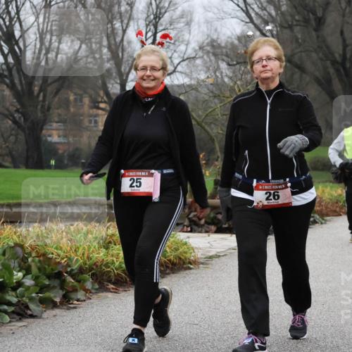 08.12.2024 - St. Pauli X-Mass-Run No. 14 Strokosch-Dieckow http://msf.ph/oto/7503349 08.12.2024 10:07:42 Laufen 14, 25, 25, 14, 26 meine-sportfotos.de
