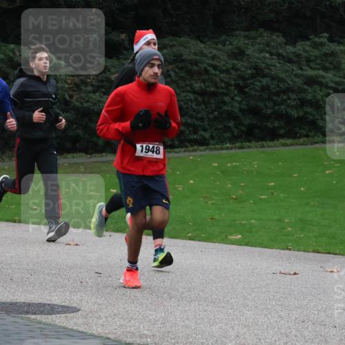 08.12.2024 - St. Pauli X-Mass-Run No. 14 Strokosch-Dieckow http://msf.ph/oto/7504639 08.12.2024 09:37:59 Laufen 3307, 1948 meine-sportfotos.de