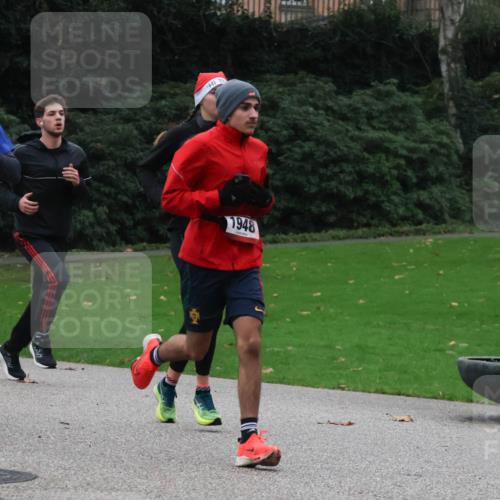 08.12.2024 - St. Pauli X-Mass-Run No. 14 Strokosch-Dieckow http://msf.ph/oto/7504640 08.12.2024 09:37:59 Laufen 3307, 1948 meine-sportfotos.de