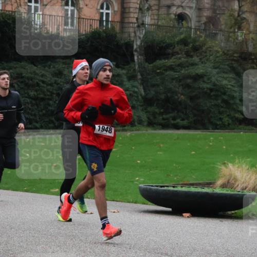 08.12.2024 - St. Pauli X-Mass-Run No. 14 Strokosch-Dieckow http://msf.ph/oto/7504642 08.12.2024 09:38:00 Laufen 3307, 1948 meine-sportfotos.de