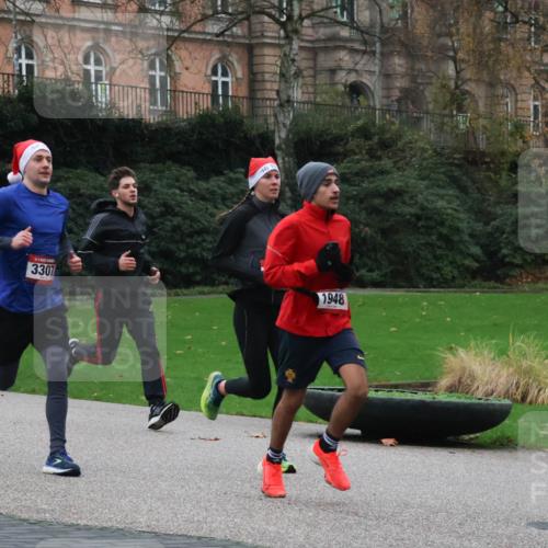 08.12.2024 - St. Pauli X-Mass-Run No. 14 Strokosch-Dieckow http://msf.ph/oto/7504644 08.12.2024 09:38:00 Laufen 3307, 1948 meine-sportfotos.de