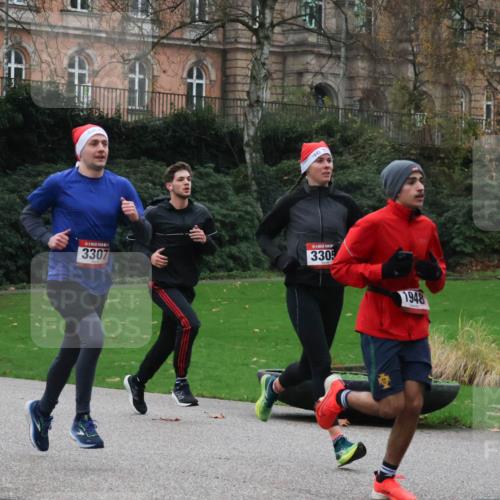 08.12.2024 - St. Pauli X-Mass-Run No. 14 Strokosch-Dieckow http://msf.ph/oto/7504646 08.12.2024 09:38:00 Laufen 3307, 3305, 1948 meine-sportfotos.de