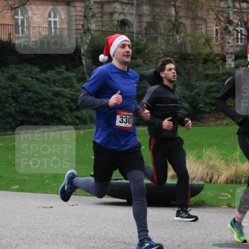 08.12.2024 - St. Pauli X-Mass-Run No. 14 Strokosch-Dieckow http://msf.ph/oto/7504652 08.12.2024 09:38:01 Laufen 3307, 3305 meine-sportfotos.de